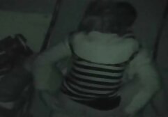 色情狗支付她的债务给她。 女同性恋热的电影